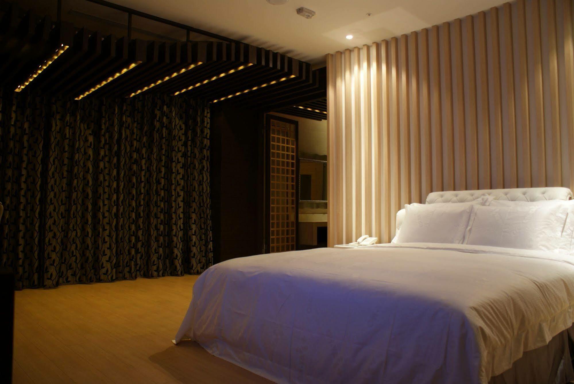 All-Ur Boutique Motel - Taichung Branch Экстерьер фото